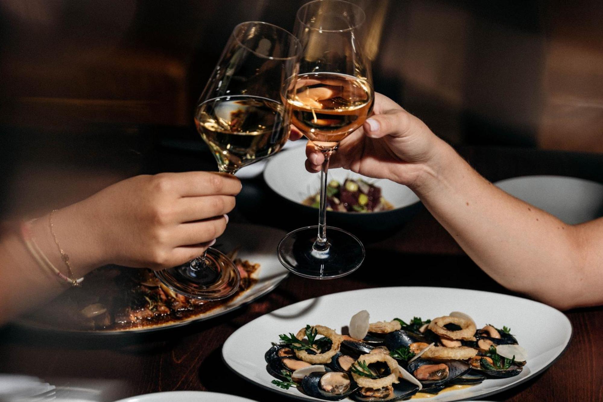 The St. Regis Dubai, The Palm Hotell Eksteriør bilde Mussels with white wine