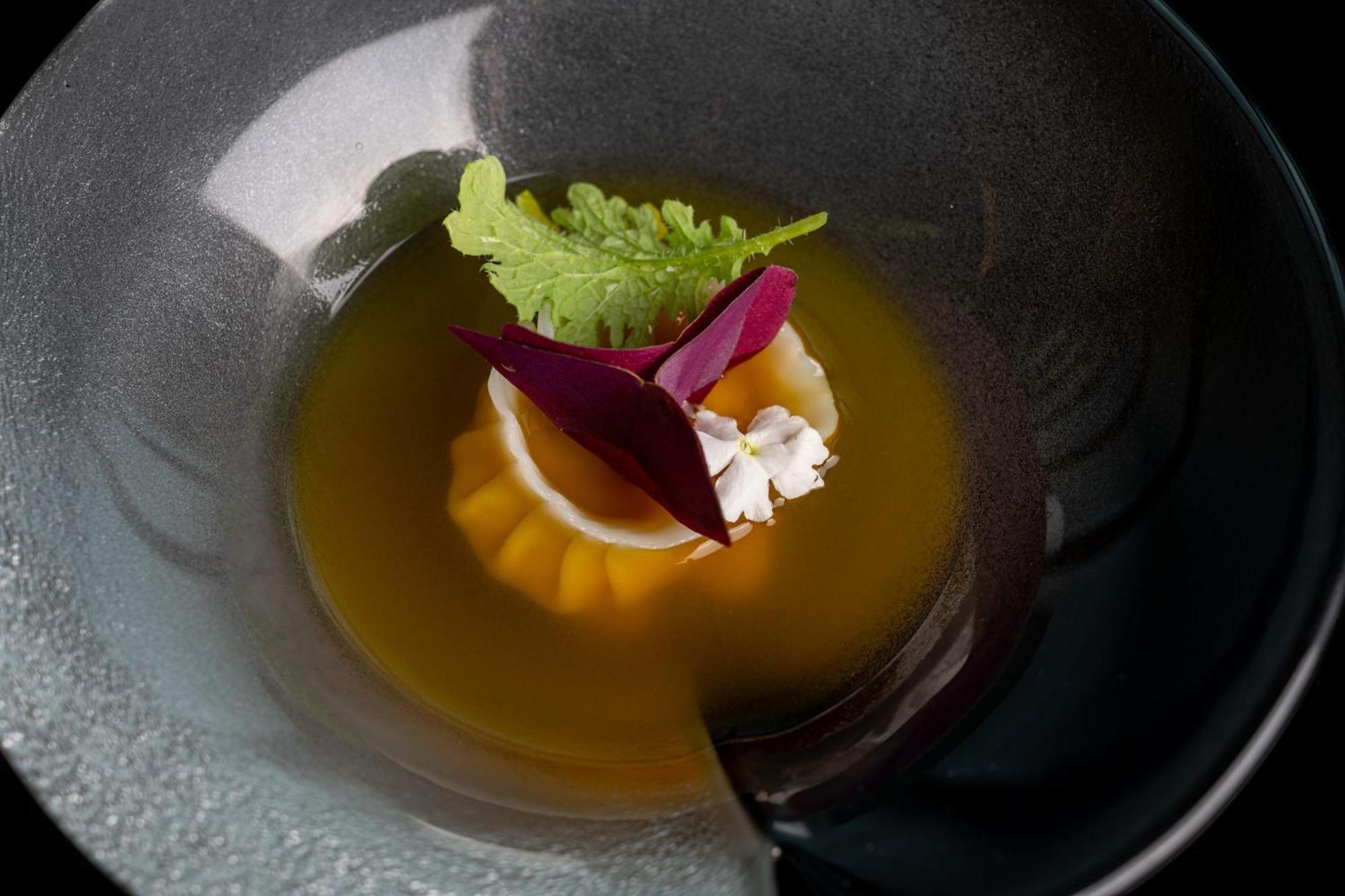 The St. Regis Dubai, The Palm Hotell Eksteriør bilde A dish by Chef Grant Achatz