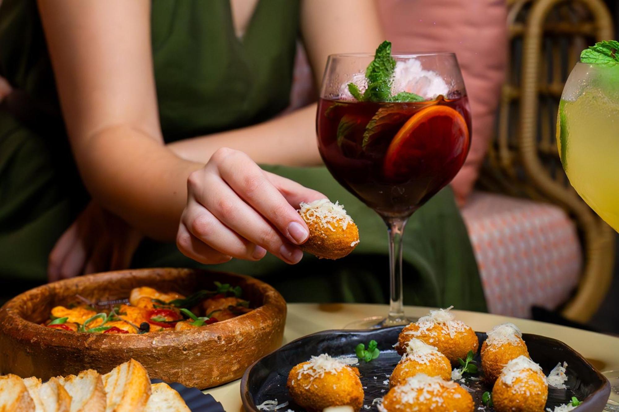 The St. Regis Dubai, The Palm Hotell Eksteriør bilde A glass of vermouth